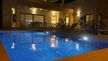 Una piscina al aire libre