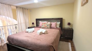 1 habitación, tabla de planchar con plancha, wifi y ropa de cama