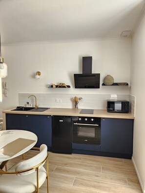 Réfrigérateur, four à micro-ondes, un four, surface de cuisson