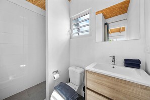 Studio Suite, 1 King Bed | Bathroom | Shower, towels, soap, toilet paper - Pink Lagoon by Boutique Bonaire Unique Resorts (Kralendijk)