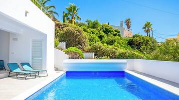 Villa (6 Bedrooms) | Exterior