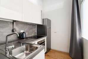 Réfrigérateur, four, plaque de cuisson, bouilloire électrique