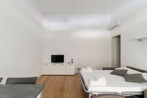 1 habitación y tabla de planchar con plancha