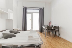 1 dormitorio y tabla de planchar con plancha