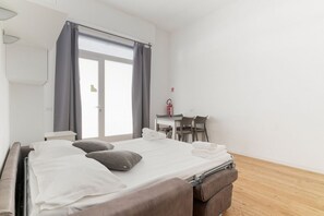 1 habitación y tabla de planchar con plancha 