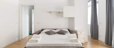 1 室のベッドルーム、アイロン / アイロン台