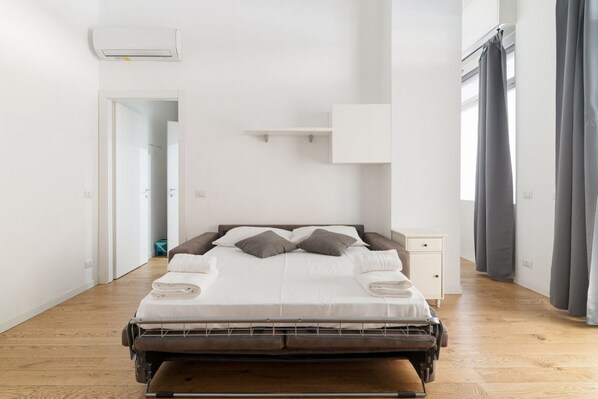 1 chambre, fer et planche à repasser