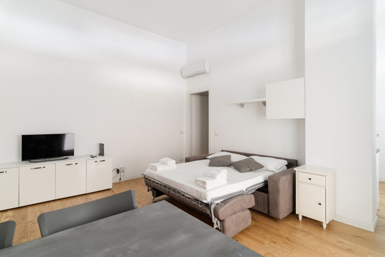 1 habitación y tabla de planchar con plancha 