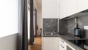 Una cocina moderna con un lavamanos, estufa y alacenas.