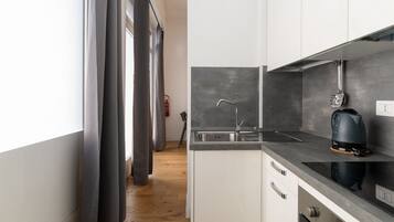Kühlschrank, Ofen, Herdplatte, Wasserkocher