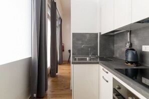 Refrigerador, horno, parrilla de estufa y tetera eléctrica