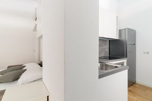 Frigorífico, horno, placa de cocina y hervidor eléctrico