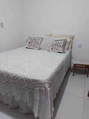 1 slaapkamer, een strijkplank/strijkijzer, wifi, beddengoed