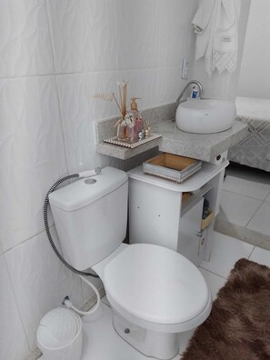 Een haardroger, handdoeken, zeep, toiletpapier