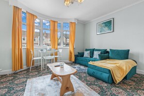 TV - Comfortable 2-Bedroom Home in Coventry – Ideal for Short Stays (Coventry)