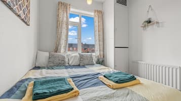 4 bedrooms, iron/ironing board, WiFi, bed sheets