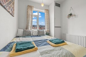 Iron/ironing board, WiFi, bed sheets