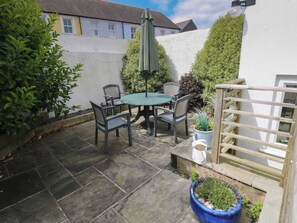 Outdoor dining - Longmoor (Tenby)