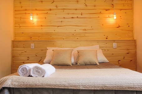 2 bedrooms, free WiFi, bed sheets. | White cabin | Fireplace, fireplace, tranquility, ideal for families and friends