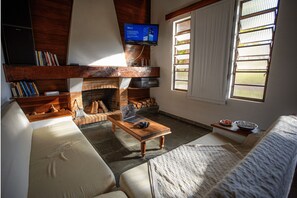 Smart-TV, Kamin, Bücher