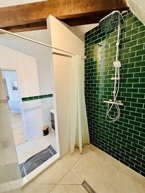 Douche, sèche-cheveux, serviettes fournies, savon