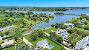 Un quartier résidentiel avec des maisons, une rivière et un ciel dégagé.