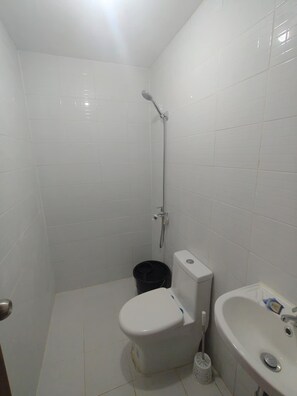 Douche, serviettes fournies, savon, shampooing