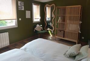 2 bedrooms, iron/ironing board, WiFi, bed sheets