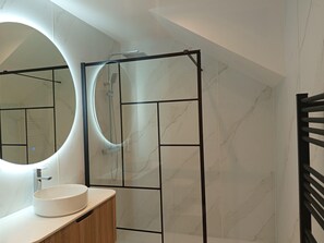 Secador de cabelo, toalhas de banho