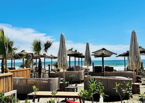 Maison typique à 20 m de la plage et du port