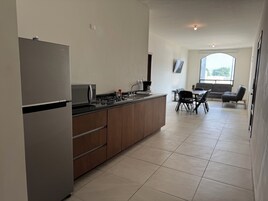 Refrigerador, microondas, cafetera expreso, utensilios de cocina