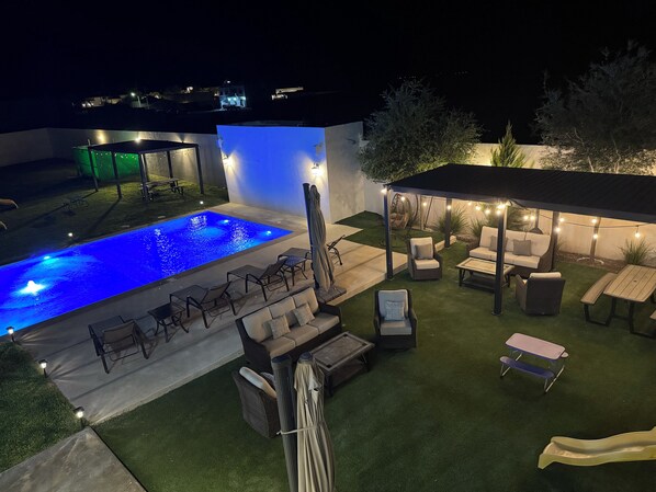 Een buitenzwembad, gratis zwembadcabana's en parasols bij het zwembad