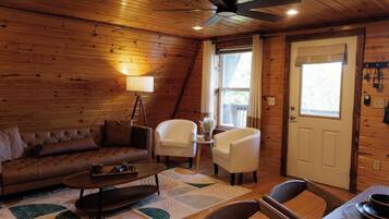 Smart-TV, fotballspill, bordtennis og bøker