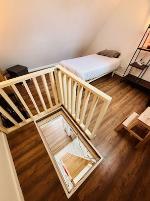 2 habitaciones, tabla de planchar con plancha, wifi y ropa de cama
