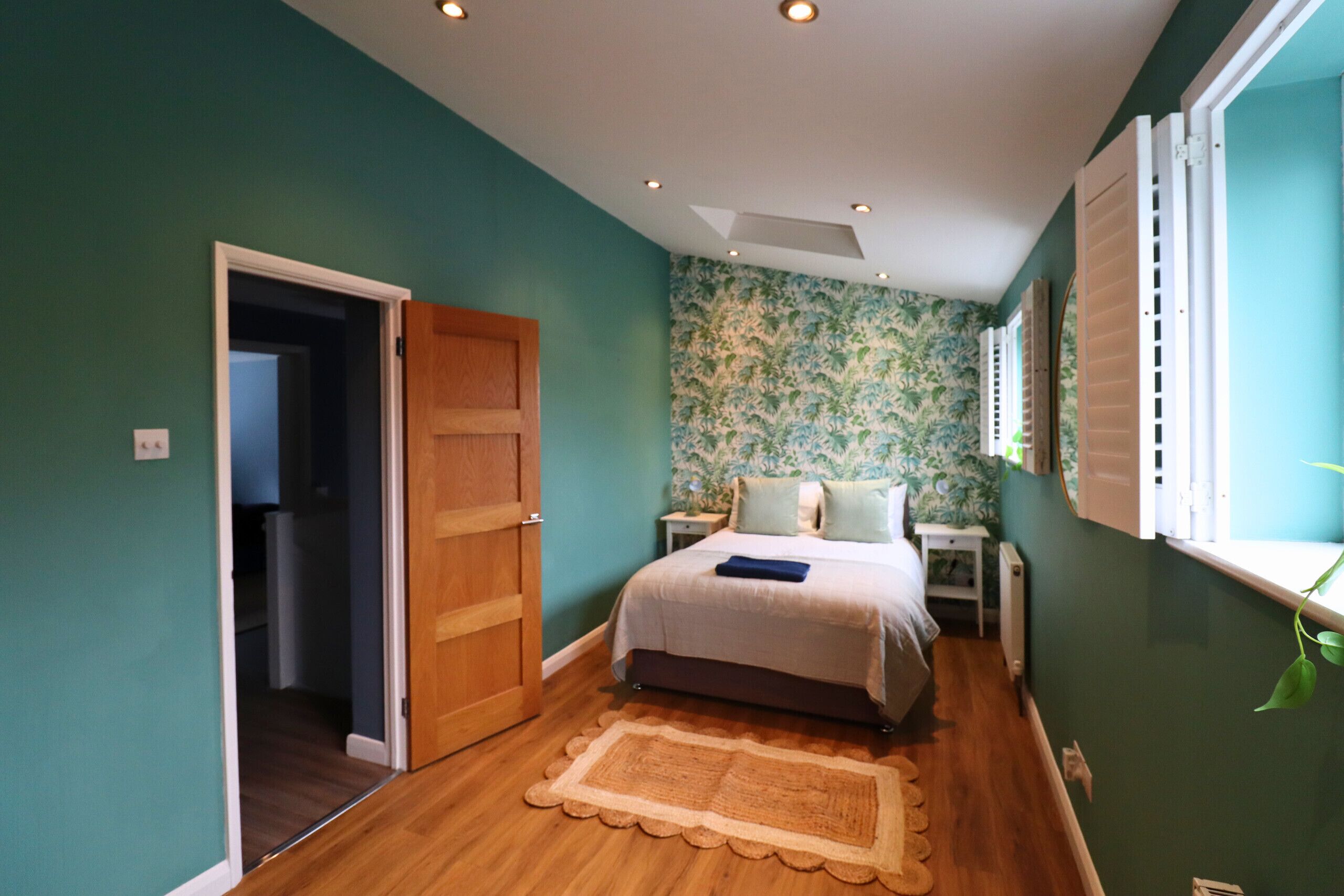 5 bedrooms, iron/ironing board, free WiFi, bed sheets