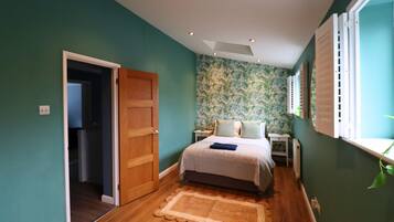 5 bedrooms, iron/ironing board, free WiFi, bed sheets