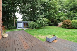 Terrace/patio - Spacious 5-Bedroom Home with Large Garden in Egham (Egham)