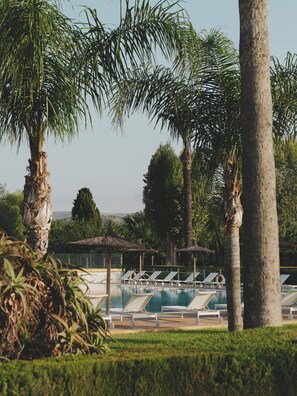 Una piscina al aire libre de temporada, tumbonas