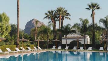Piscine extérieure (ouverte en saison), chaises longues