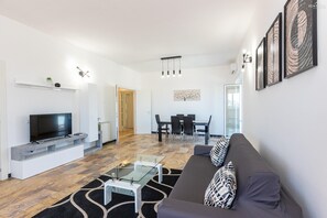 40–tuumainen äly-TV, jossa digitaalikanavat