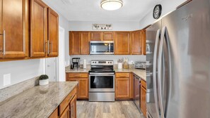 Geladeira, micro-ondas, cooktop, lava-louças