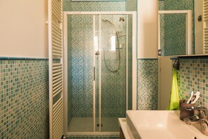 Dusche, Haartrockner, Bidet, Handtücher