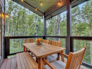 Outdoor dining - Moonlight Timber - New Cabin- Hot Tub, Firepit, & Games (Sevierville)