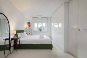 Iron/ironing board, internet, bed sheets