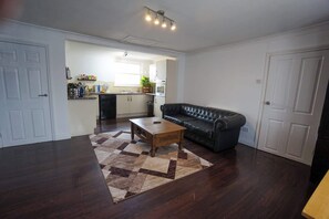 TV - Spacious 1BD Flat in Jewellery Quarter, Birmingham (West Midlands)