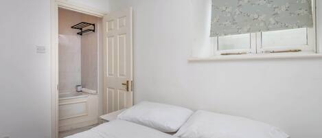 1 habitación, tabla de planchar con plancha y internet
