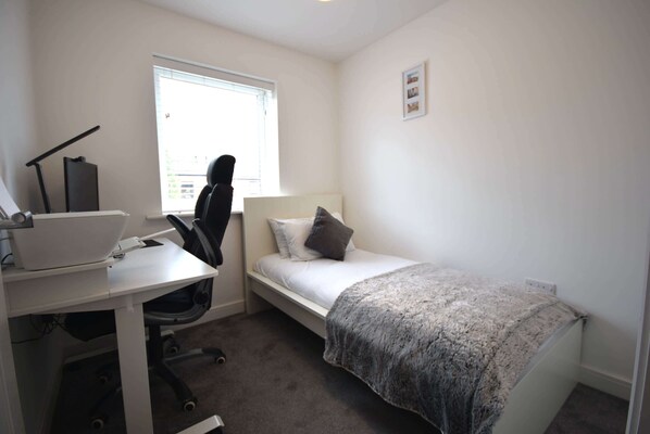 3 bedrooms, iron/ironing board, internet, bed sheets