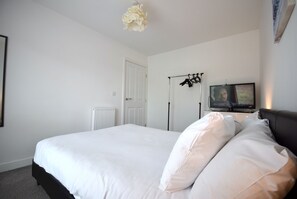 3 habitaciones, tabla de planchar con plancha y acceso a internet