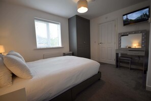 3 bedrooms, iron/ironing board, internet, bed sheets