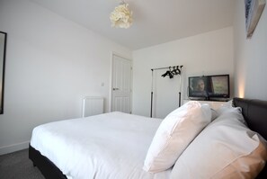 3 habitaciones, tabla de planchar con plancha, internet y ropa de cama 